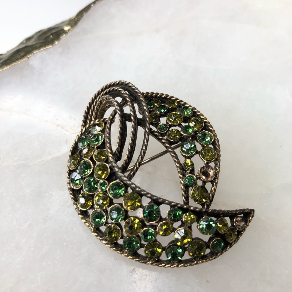 Vintage Kramer of New York Antique Gold Green Crystal Brooch